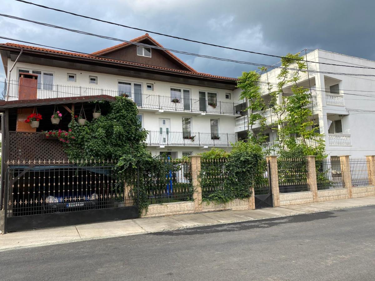Casa Ciobi Hotel 2 Mai Bagian luar foto