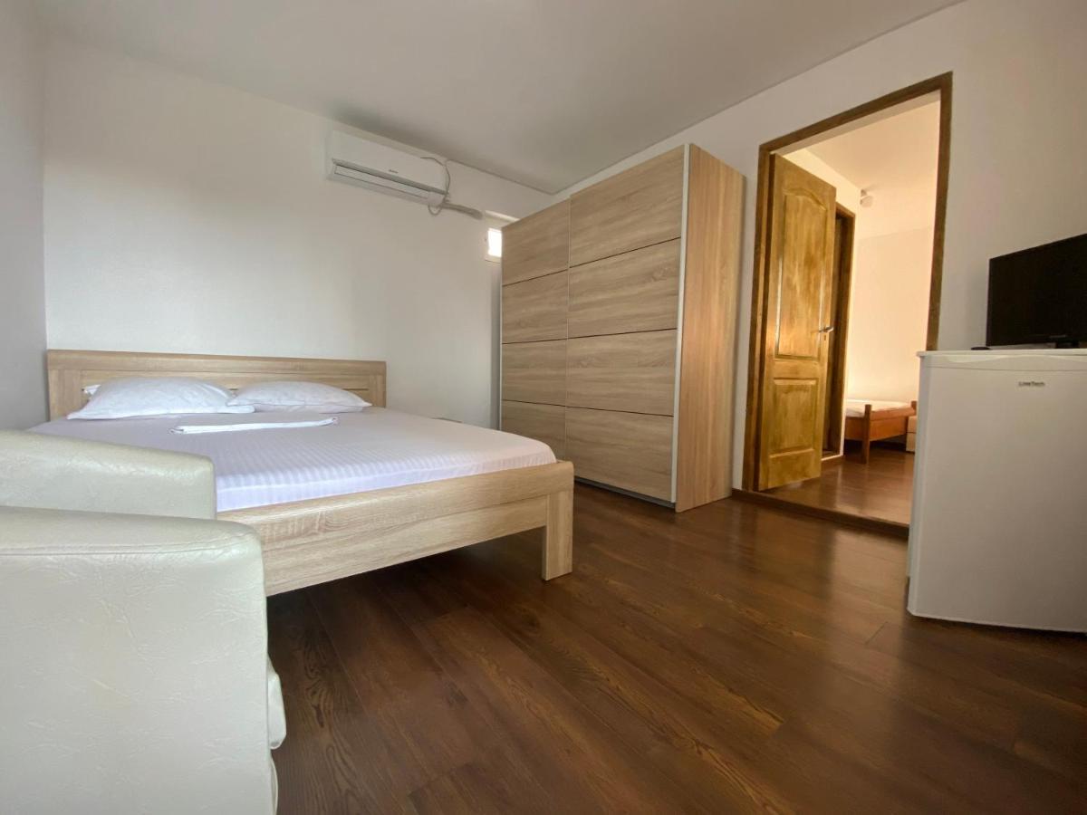 Casa Ciobi Hotel 2 Mai Bagian luar foto