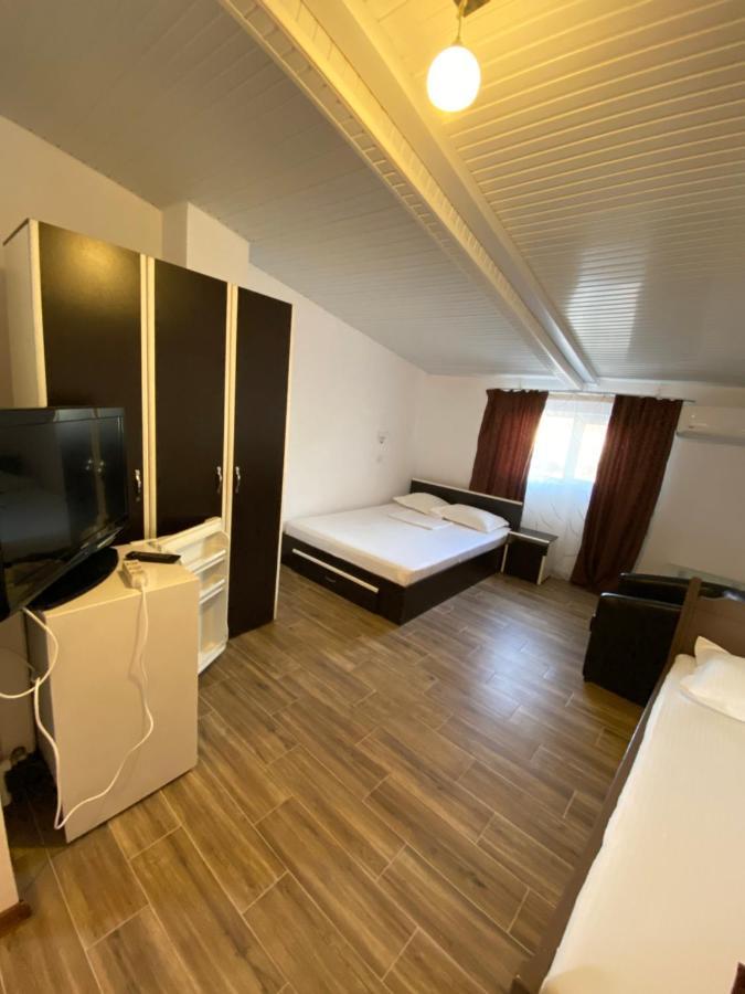 Casa Ciobi Hotel 2 Mai Bagian luar foto
