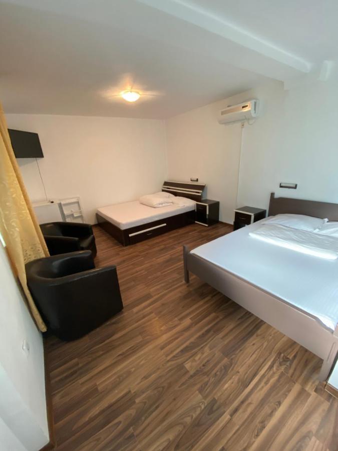 Casa Ciobi Hotel 2 Mai Bagian luar foto
