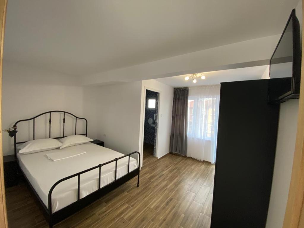 Casa Ciobi Hotel 2 Mai Bagian luar foto