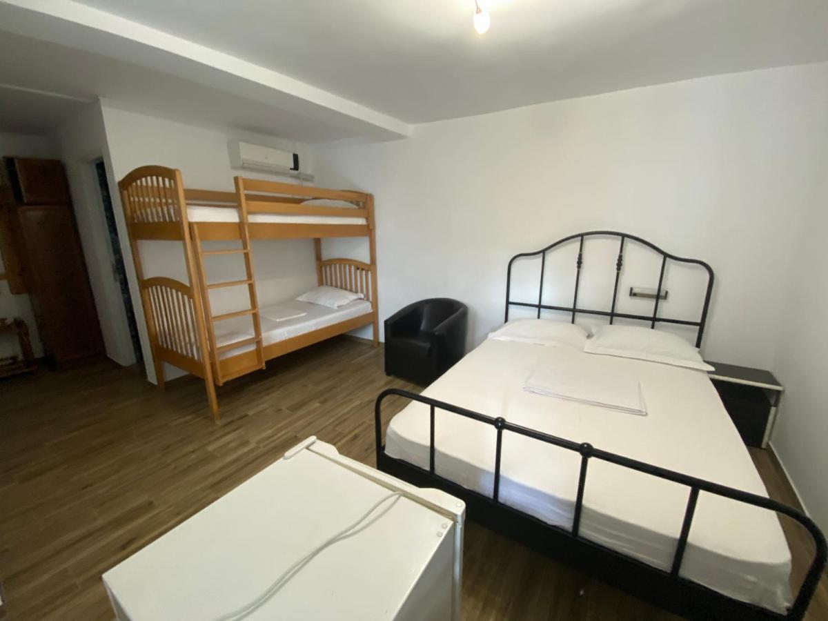 Casa Ciobi Hotel 2 Mai Bagian luar foto