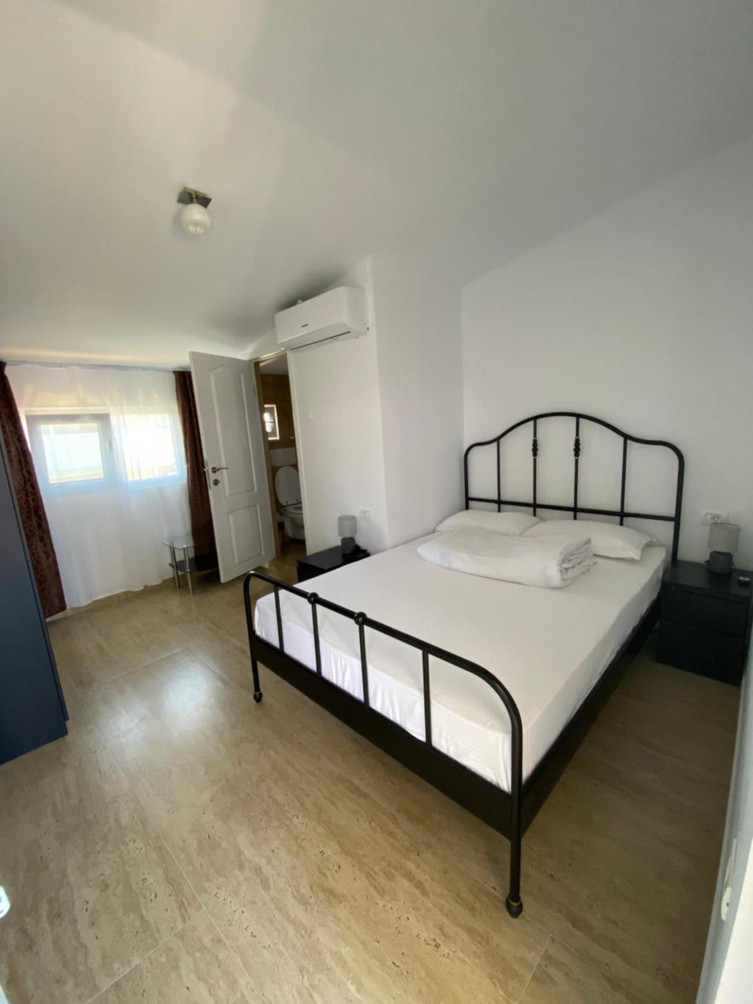 Casa Ciobi Hotel 2 Mai Bagian luar foto