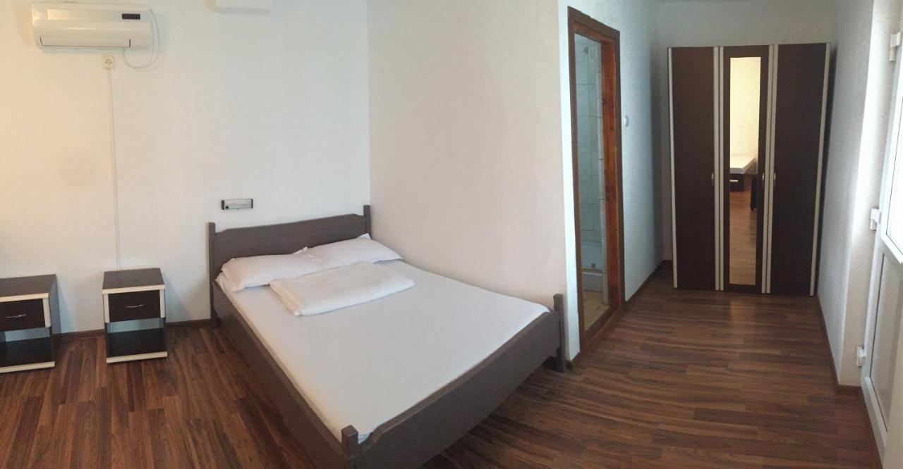 Casa Ciobi Hotel 2 Mai Bagian luar foto