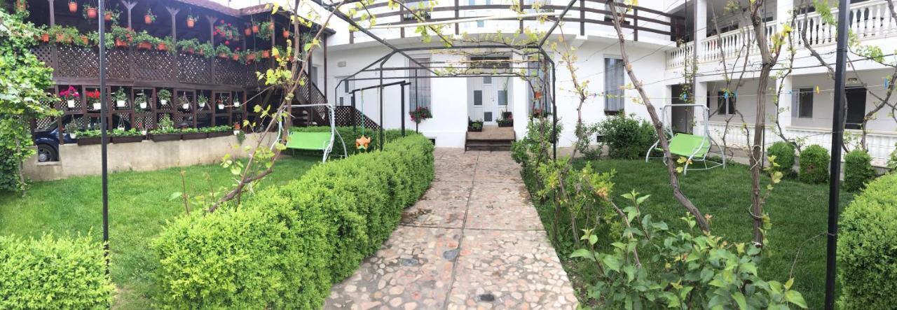Casa Ciobi Hotel 2 Mai Bagian luar foto